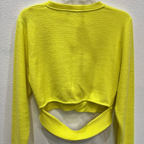 Beautiful yellow crop sweater in size large - Picture 4 of 4